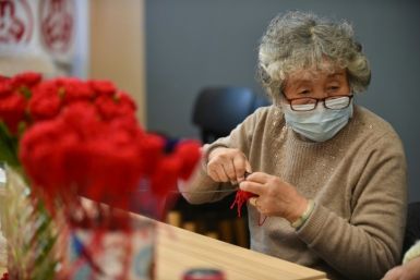Shanghai pensioner Mou Guoying has spent the past three months crocheting woollen roses for Beijing Olympic medallists' bouquets