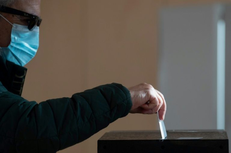 The centre-left and centre-right parties in Portugal have been in a statistical tie according to final surveys