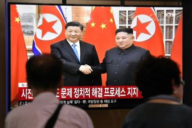 North Korean leader Kim Jong Un (L) has congratulated Chinese President Xi Jinping (R) on a successful start to the Beijing Winter Olympics