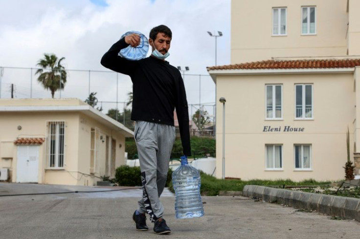 Around 700 refugees live in the Saint Nicolas residential complex on the outskirts of Chlorakas, near the Cypriot city of Paphos. Local authorities have declared the site unfit for habitation and have cut off the water supply to 250 apartments