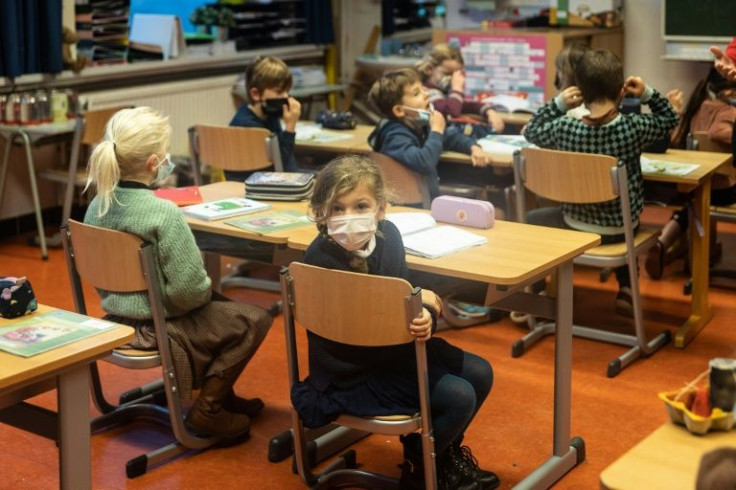 In the United States, calls to lift mask mandates at school have multiplied in recent weeks, including within the scientific community, at a time when new cases of Covid-19 are plungingÂ 