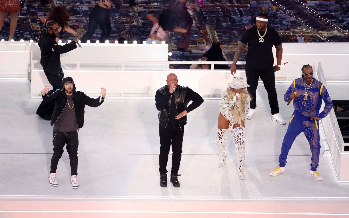 NFL-Eminem Kneels At Super Bowl's High-wattage Hip-hop Halftime Show