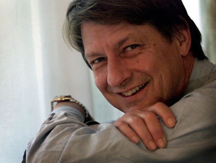 P.J. O'Rourke, the American satirist who made his name with acerbic dispatches from war zones around the world, poses in his room at London's Duke's Hotel, September 27, 2001./File Photo