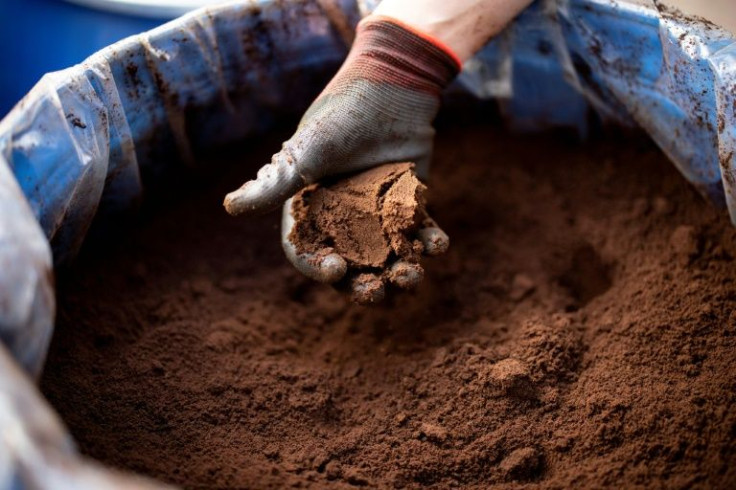 The used grounds, which would otherwise be thrown away, can be redeployed to make facial scrubs