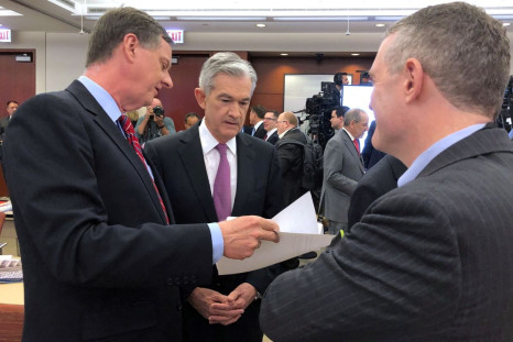 Federal Reserve Chair Jerome Powell (C) speaks with Chicago Fed President Charles Evans (L) and St. Louis Fed President James Bullard at the Federal Reserve Bank of Chicago, in Chicago, Illinois, U.S., June 4, 2019. 