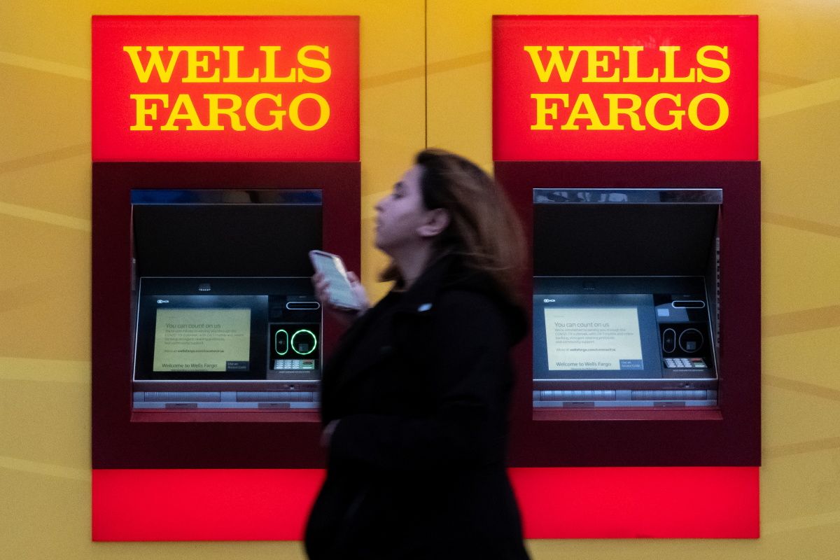 Wells Fargo Accused In Lawsuit Of Routine Overtime Pay Violations Ibtimes 