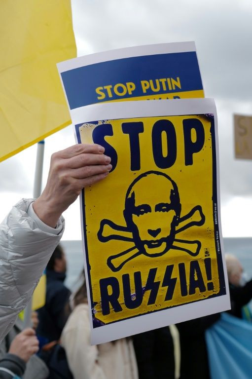 Pro-Ukrainian protesters took to the "Promenade des Anglais" at the French Riviera city of Nice