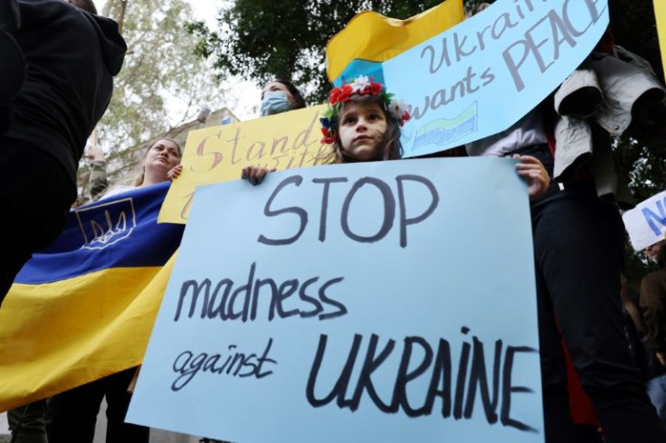 Ukranians living in Beirut demonstrated outside the Russian Embassy