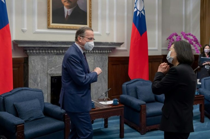 Michael Mullen, the former US chairman of the Joint Chiefs of Staff, greeted Taiwan's President Tsai Ing-wen during a visit to Taipei