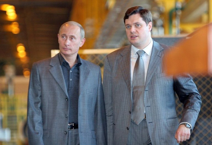 Mordachov (R) used a statement issued Monday to distance himself from Putin (L)