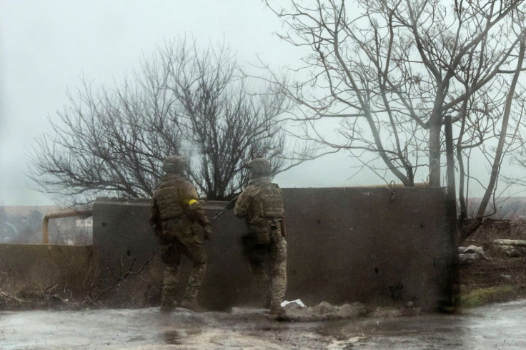 Service members of the Ukrainian armed forces take position near the port of Mariupol, after Russian President Vladimir Putin authorized a military operation in eastern Ukraine, in Mariupol, February 24, 2022.