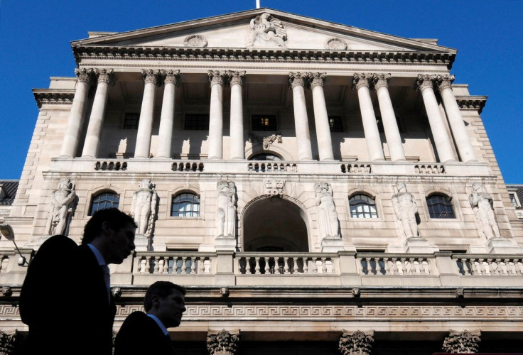 City workers walk past the Bank of England in London February 13, 2008. Interest rates won't fall as sharply this year as financial markets have predicted, the Bank of England signalled on Wednesday, although at least one more cut in borrowing costs is pr