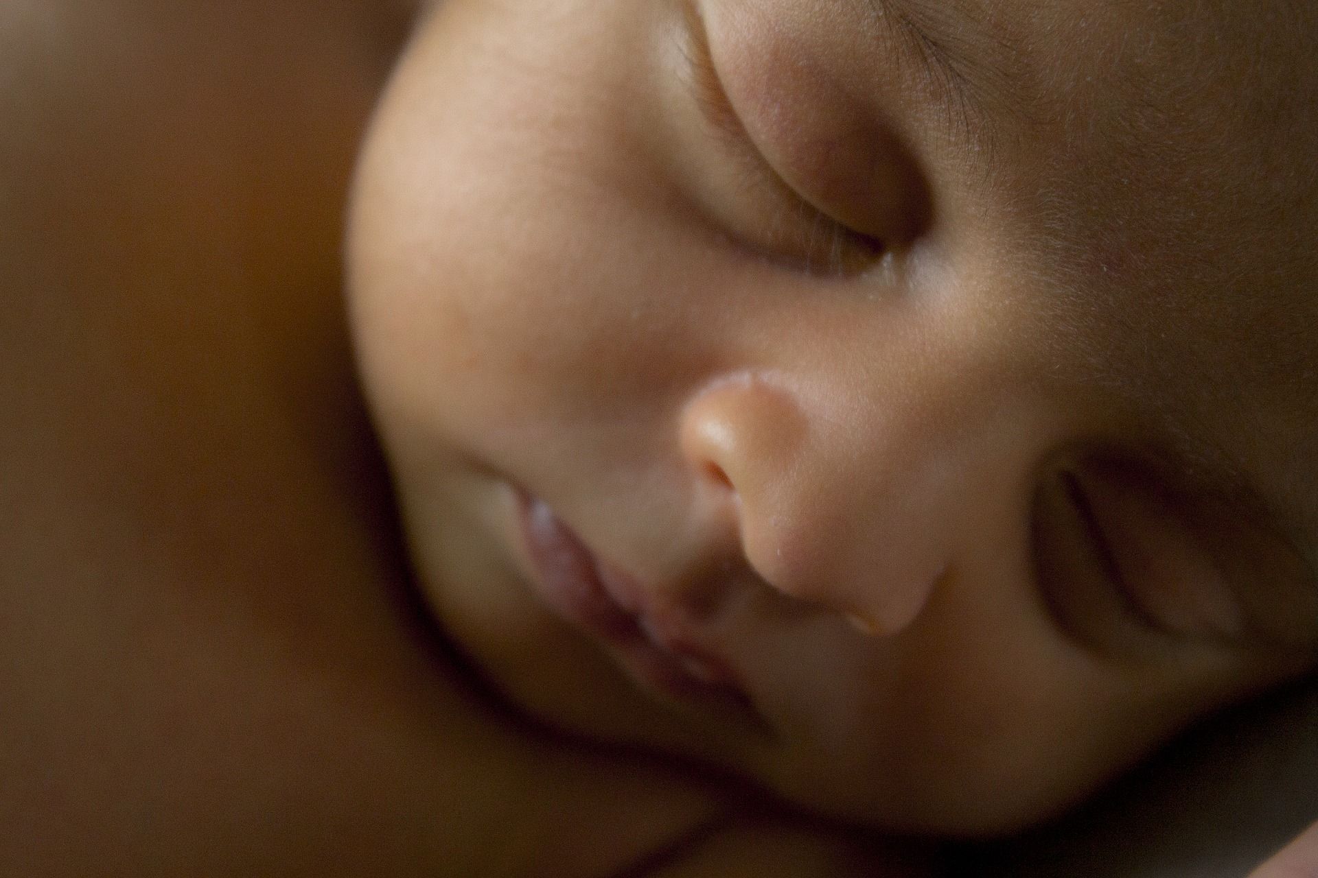 Лижет киску маленькой девочке. Глаза младенца. Лицо спящего младенца. Закрытый глаз ребенка. Глаза новорожденного ребенка.