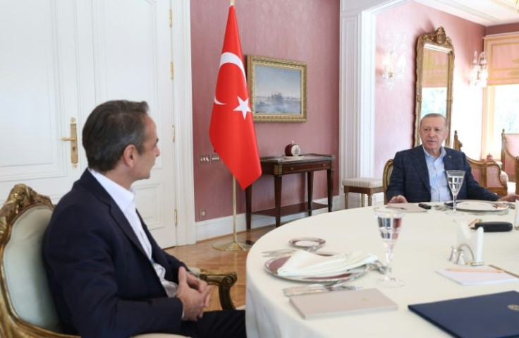 Turkish President Recep Tayyip Erdogan (R) hosting Greek Prime Minister Kyriakos Mitsotakis in Istanbul