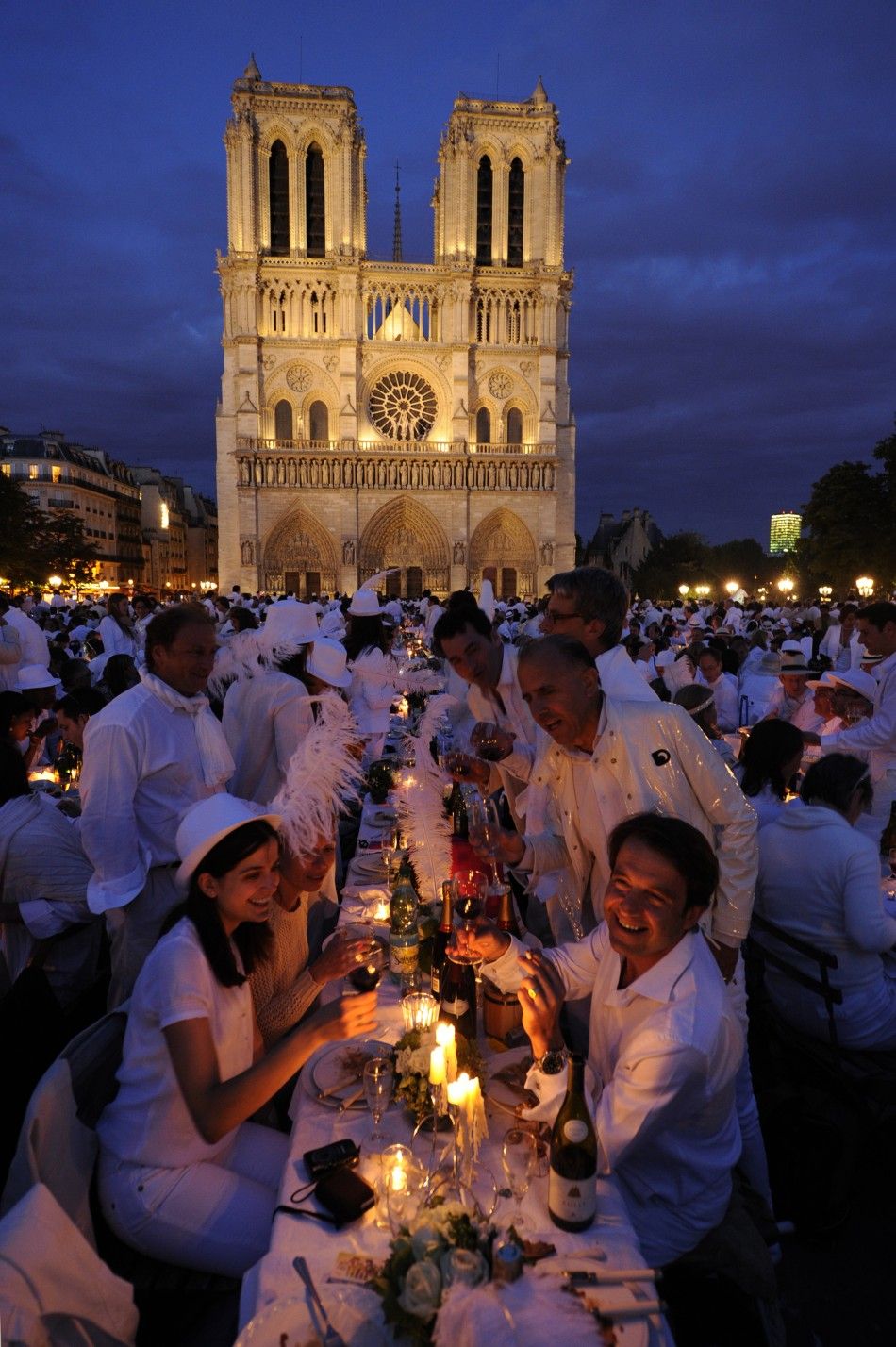 White Dinner in Paris 