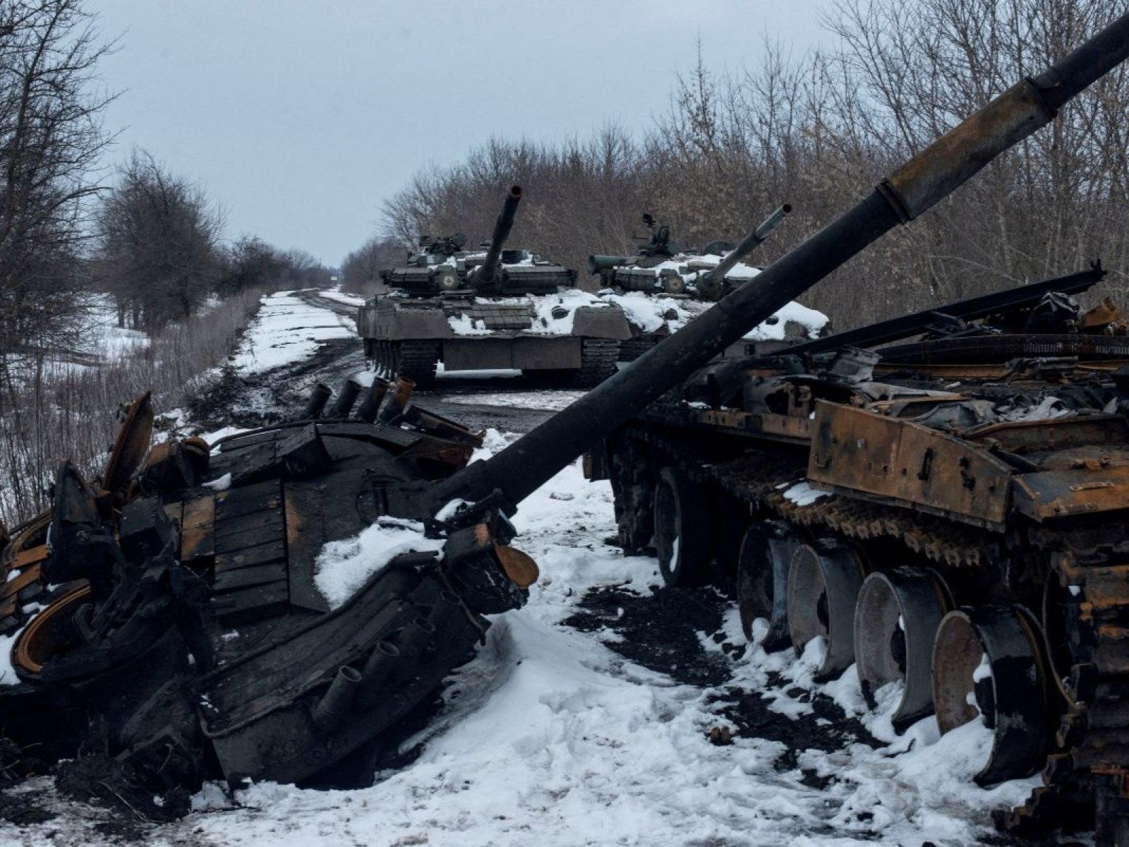 Ukrainian Troops Knock Out Russia's Lone 'Black Eagle' Prototype Tank At  Sumy: Report