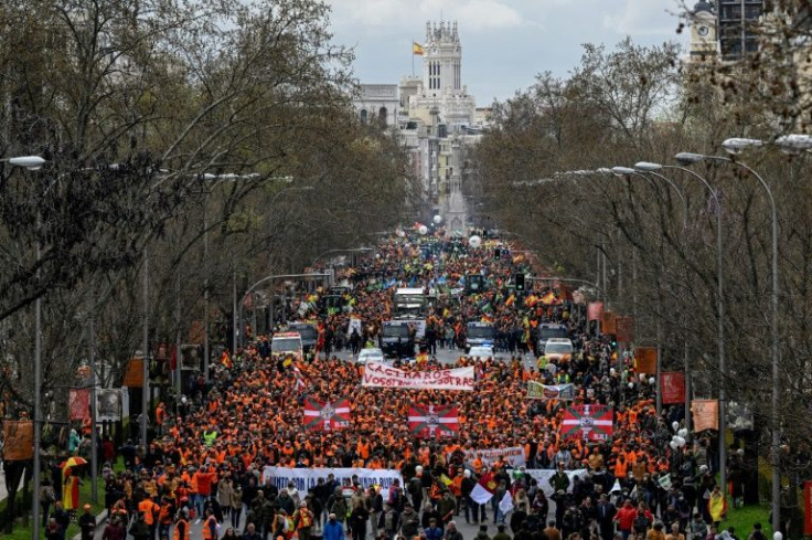 Tens of thousands of farmers and others from the countryside warned the Spanish government their lifestyles are in danger