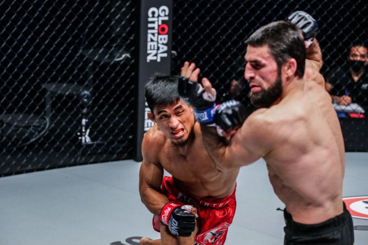 Stephen Loman connects against Yusup Saadulaev at Winter Warriors II.
