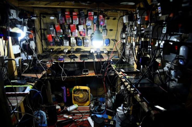 A shop charges dozens of phones for clients without electricity
