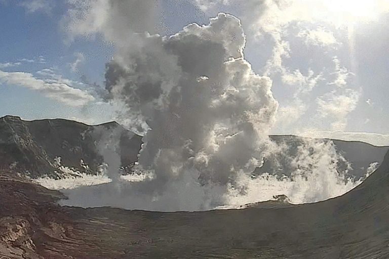 Thousands Flee After Philippine Volcano Erupts | IBTimes