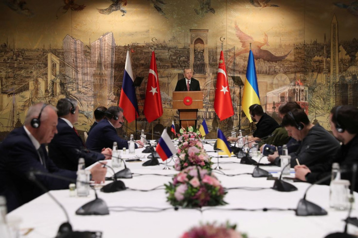 Turkish President Tayyip Erdogan addresses Russian and Ukrainian negotiators before their face-to-face talks in Istanbul, Turkey March 29, 2022. Murat Cetinmuhurdar/Presidential Press Office/Handout via REUTERS