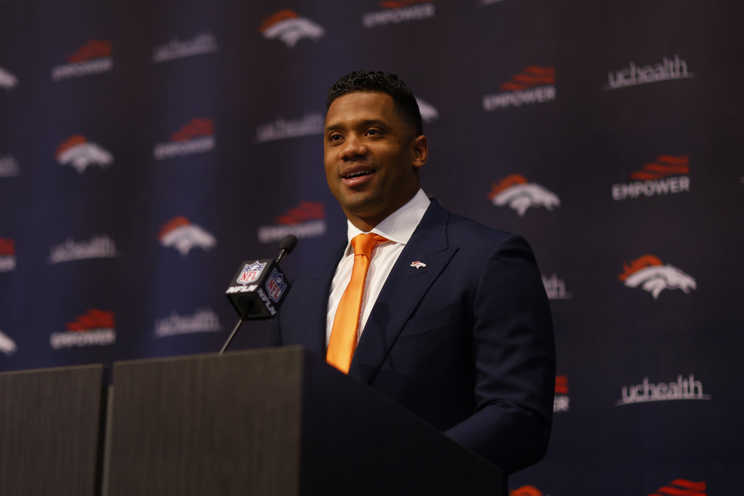 Russell Wilson suits up for first time in Broncos gear