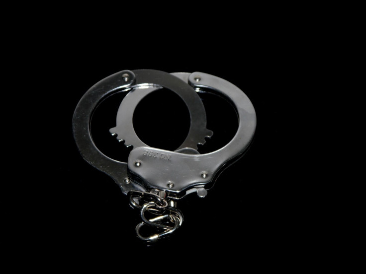 handcuff-1078871_1920