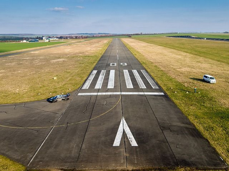runway-ge2622a845_640