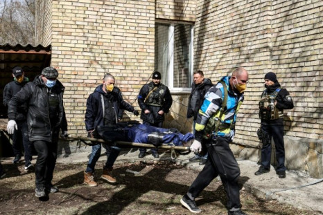 A body is carried at a school in Bucha, northwest of the Ukrainian capital Kyiv on April 4, 2022: the United States and Britain want the UN to move fast to expel Russia from the Human Rights Council amid allegations of war crimes by its forces