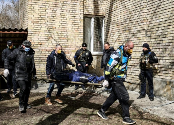 A body is carried at a school in Bucha, northwest of the Ukrainian capital Kyiv on April 4, 2022: the United States and Britain want the UN to move fast to expel Russia from the Human Rights Council amid allegations of war crimes by its forces