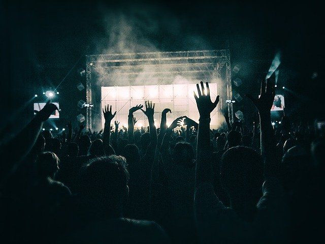 crowd-g05c507ff8_640