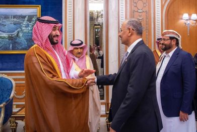 Saudi Crown Prince Mohammed bin Salman receives Aidarous al-Zabidi, member of the Yemeni Presidential Leadership Council in Riyadh, Saudi Arabia April 7, 2022. Bandar Algaloud/Courtesy of Saudi Royal Court/Handout via REUTERS 