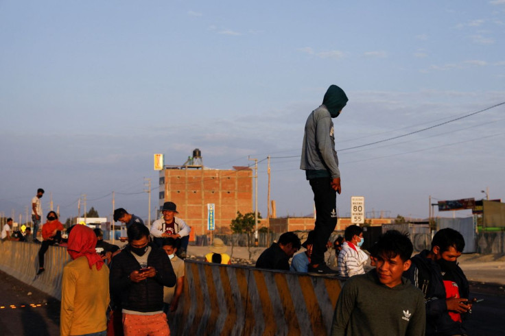 Demonstrators block the Pan-American highway, one of the key highways essential for food supplies in Peru's largest cities, during protests sparked by rising fuel and fertilizer costs, due to sanctions on Russia, in Villacuri, Peru April 6, 2022. Picture 