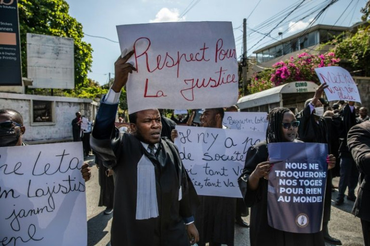 Des avocats manifestent devant la rÃ©sidence privÃ©e du Premier ministre haÃ¯tien Ariel Henry Ã  Port-au-Prince le 8 avril 2022