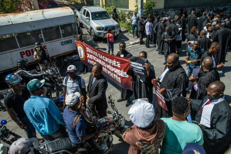 Des avocats bloquent une rue lors d'une manifestation Ã  Port-au-Prince, en HaÃ¯ti le 8 avril 2022