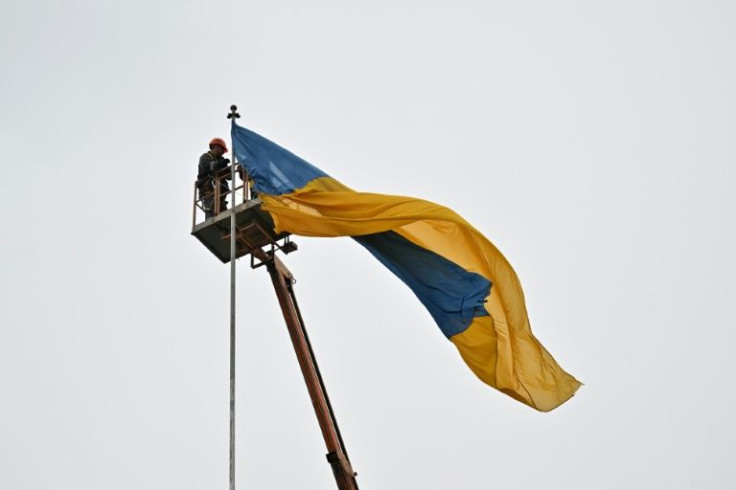 City officials restored the Ukrainian flag at Makariv city centre
