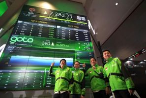 Wearing the black-and-green jacket of a Gojek driver, GoTo CEO Andre Soelistyo (second right) pressed the opening bell at the Jakarta stock exchange