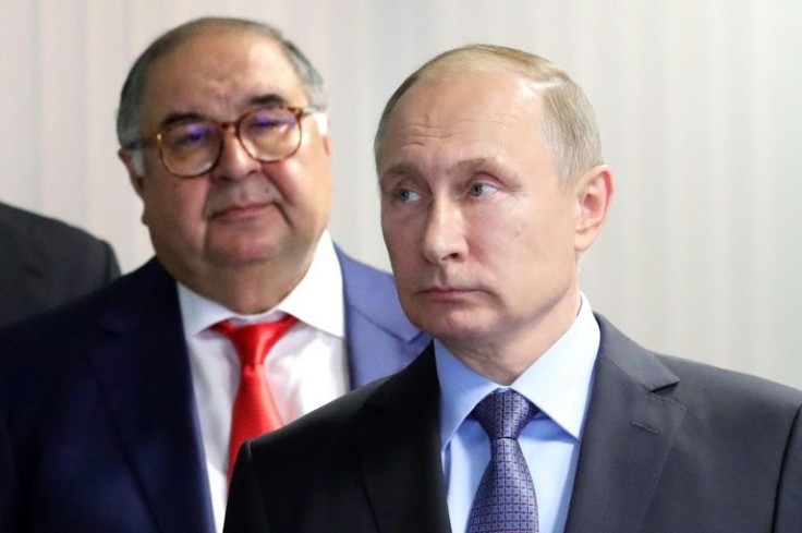 Russian tycoon Alisher Usmanov (l) with President Vladimir Putin in 2017