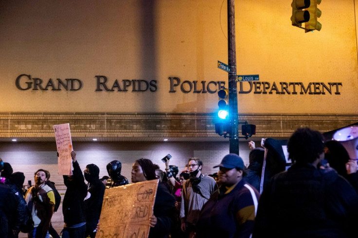 Protesters march around the block surrounding the Grand Rapids Police Department in response to the killing of Patrick Lyoya by a city police officer in downtown Grand Rapids, Michigan, U.S., April 13, 2022. Picture taken April 13, 2022.  Cody Scanlan/Hol