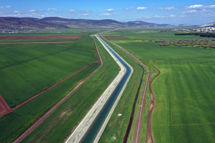 Israel has started to place a new pipeline to carry desalinated water from the Mediterranean Sea to fill the Sea of Galilee, Israel'smain water reservoir