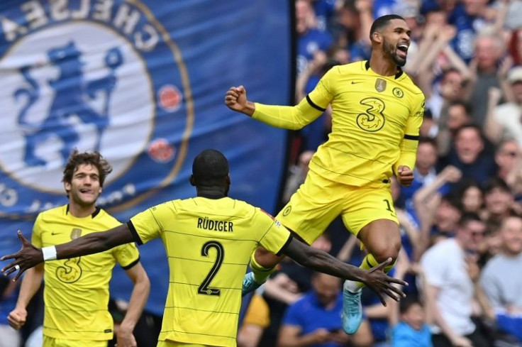Chelsea midfielder Ruben Loftus-Cheek (R) celebrates scoring against Crystal Palace
