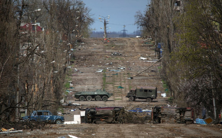 Pemandangan yang menunjukkan penghalang yang terbuat dari kendaraan di jalan selama konflik Ukraina-Rusia di kota pelabuhan selatan Mariupol, Ukraina 21 April 2022. 
