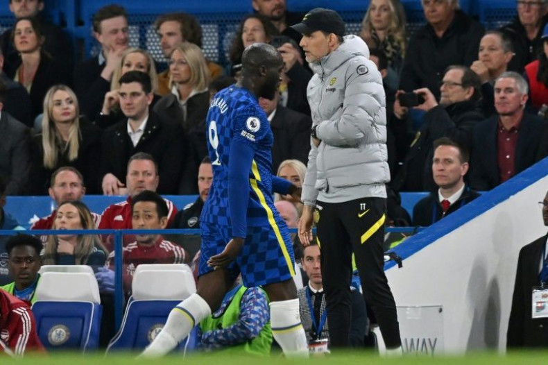Chelsea striker Romelu Lukaku (L) walks past boss Thomas Tuchel