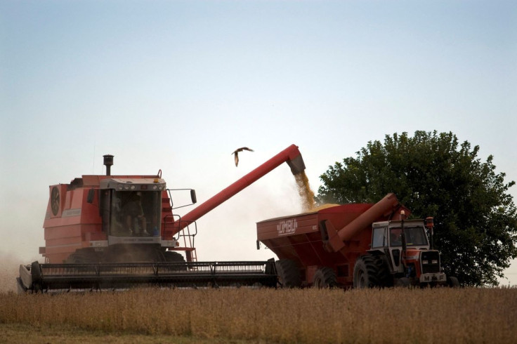 Farmers harvest soybeans in Argentina's town of Estacion Islas April 3, 2010.