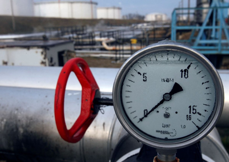 A tap and meter shows zero level pressure on Druzhba oil pipeline at Hungarian oil and gas group MOL's main Duna (Danube) refinery in Szazhalombatta January 9, 2007. 