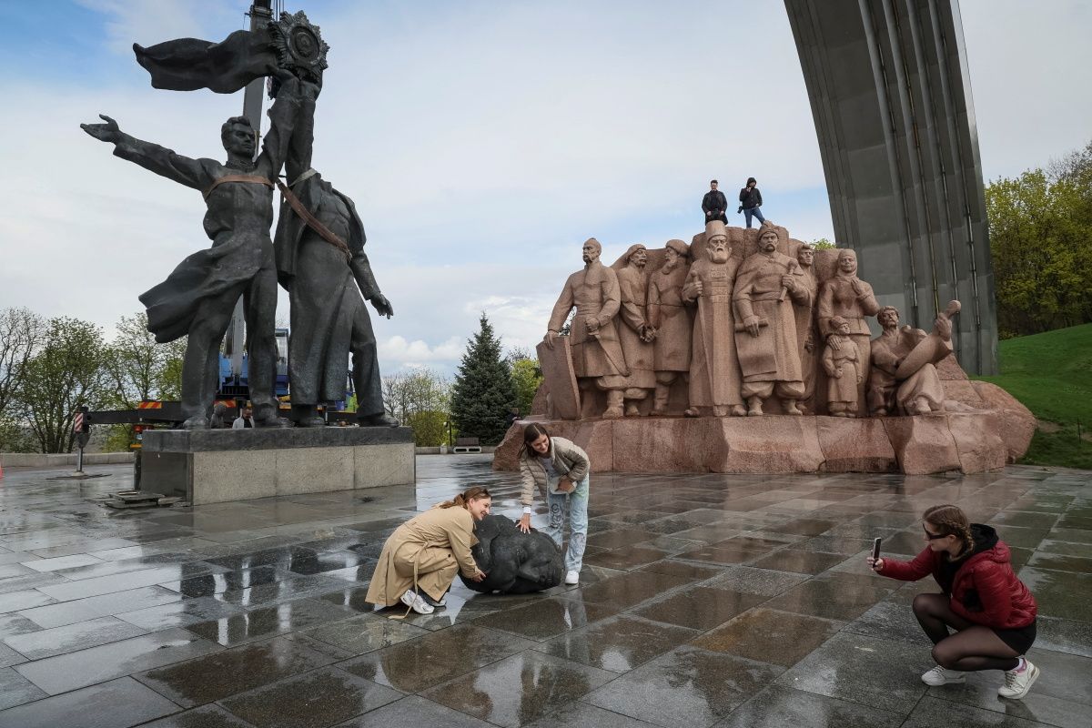 Kyiv Pulls Down Sovietera Monument Symbolising RussianUkrainian