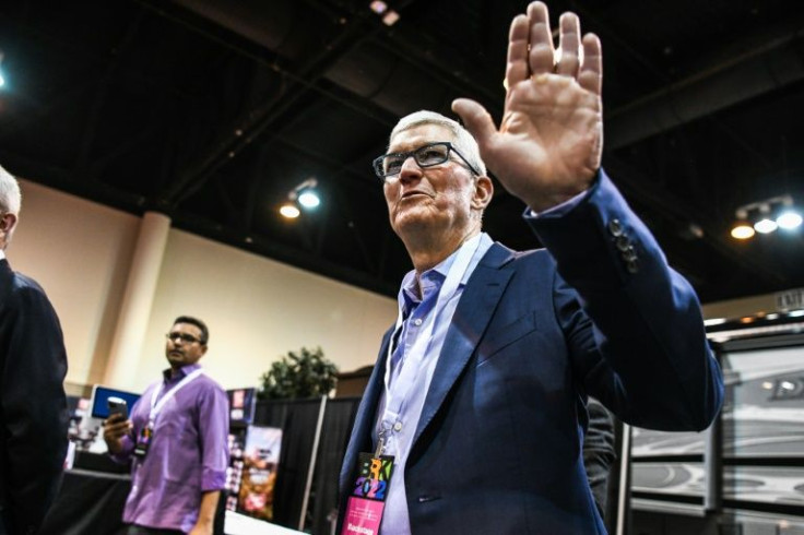 CEO Apple Tim Cook tiba di rapat pemegang saham Berkshire Hathaway di Omaha, Nebraska pada 30 April 2022;  dia adalah salah satu dari ribuan pemegang saham yang berkumpul untuk mendengar dari guru investasi Warren Buffett