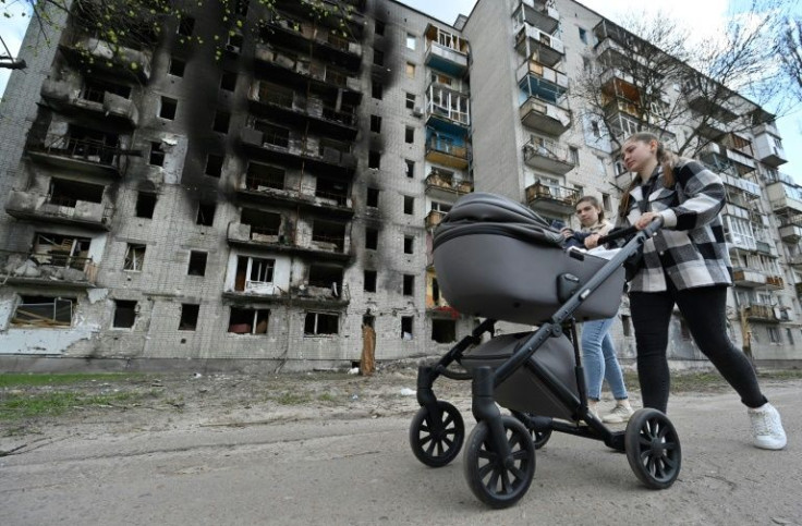The people clinging on in Chernigiv's destroyed buildings rely on the kindness of strangers and their neighbours' goodwill