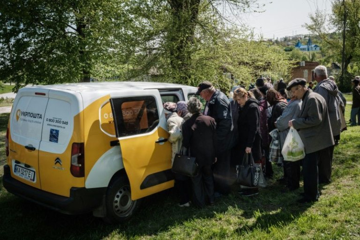 Crowds collecting their monthly pensions at the Ukrainian front are dangerously exposed to relentless exchanges of fire