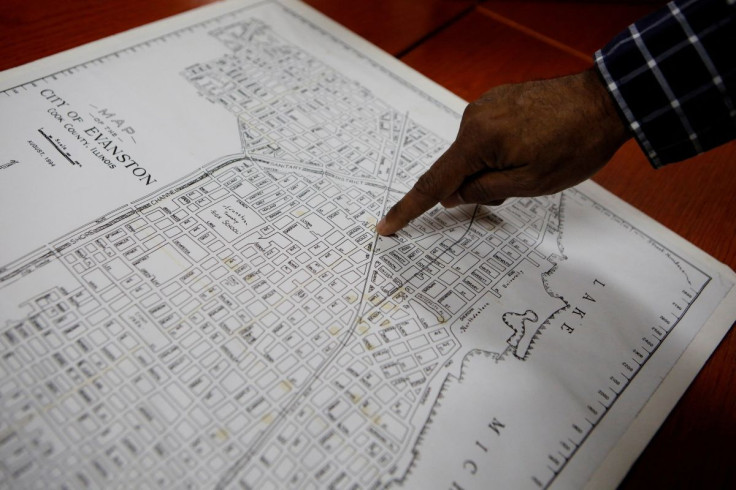 Community historian Morris âDinoâ Robinson, who helped shape the Evanstonâs reparations initiative, points to the borders of the Fifth Ward, which was the area of Evanston the cityâs Black citizens were forced to move to due to redlining between 1